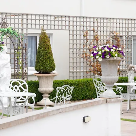 基拉尼橡树酒店