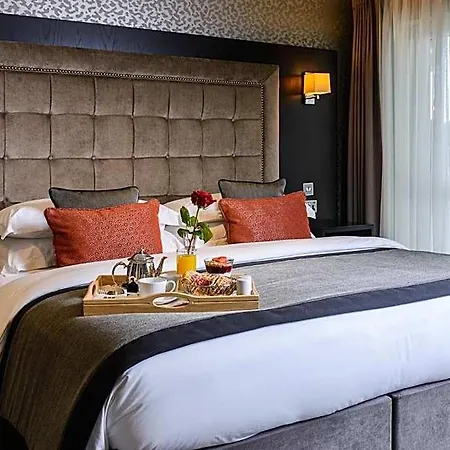 Hotel Oaks 4*