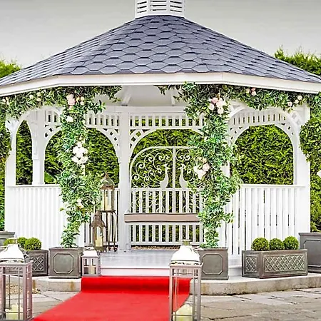 Oaks Hotel 4*